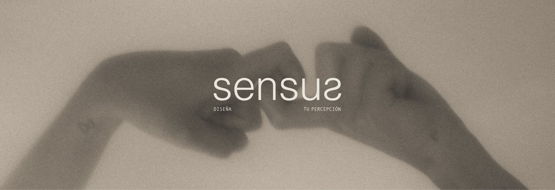 Manos en tonos sepia con el logotipo de Sensus